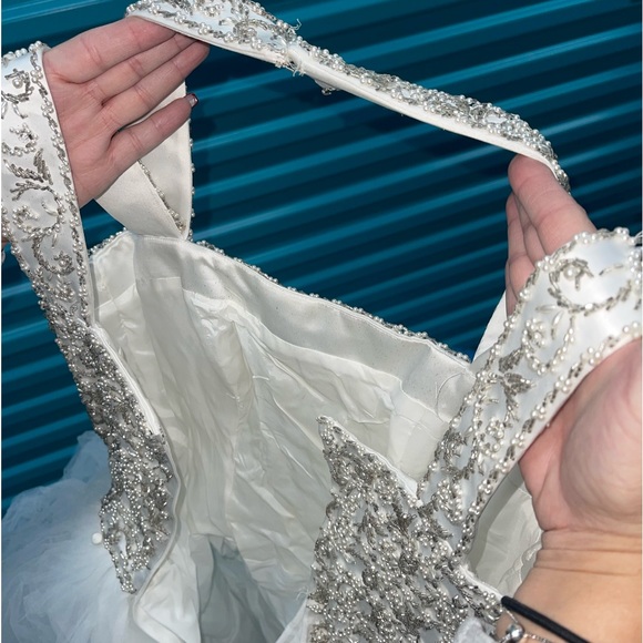 Preowned Eva Scaasi Wedding Dress (with veil & cathedral train included) Size 4 - Picture 3 of 7